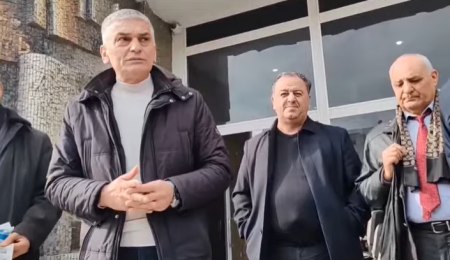 Jurnalistlər Azərbaycan Dövlət Nəşriyyatından çıxarılmalarına etiraz aksiyası keçirirlər.