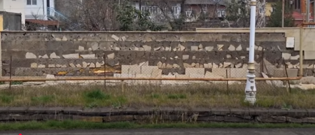 Qaraşovun 1,4 milyonluq “abadlıq”ı 3 ay dözmədi - Üzlüklərin altında sment əvəzinə zir-zibil vurulub - FOTOLAR