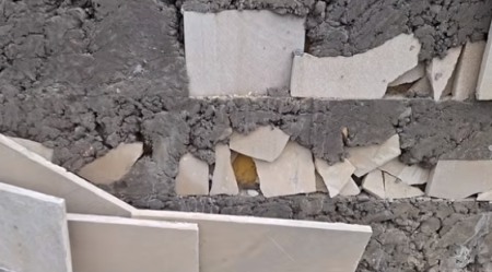 Qaraşovun 1,4 milyonluq “abadlıq”ı 3 ay dözmədi - Üzlüklərin altında sment əvəzinə zir-zibil vurulub - FOTOLAR