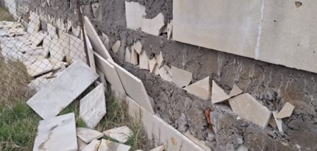 Qaraşovun 1,4 milyonluq “abadlıq”ı 3 ay dözmədi - Üzlüklərin altında sment əvəzinə zir-zibil vurulub - FOTOLAR