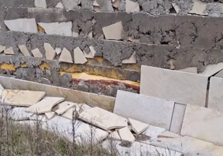 Qaraşovun 1,4 milyonluq “abadlıq”ı 3 ay dözmədi - Üzlüklərin altında sment əvəzinə zir-zibil vurulub - FOTOLAR