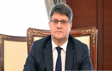 Nazirlikdə vəzifə müəmması: Bakıda imtahan verdiyi gün Gəncədə çıxış edir -