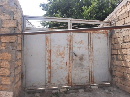 Coratda absurd mənzərə: Boş qaz boruları sakinlərin yolunu kəsdi - FOTOLAR