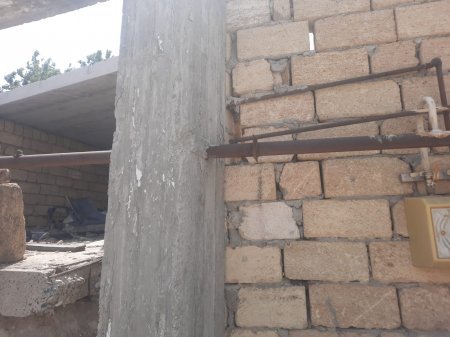 Coratda absurd mənzərə: Boş qaz boruları sakinlərin yolunu kəsdi - FOTOLAR