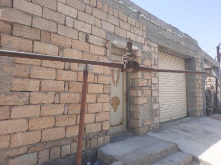 Coratda absurd mənzərə: Boş qaz boruları sakinlərin yolunu kəsdi - FOTOLAR