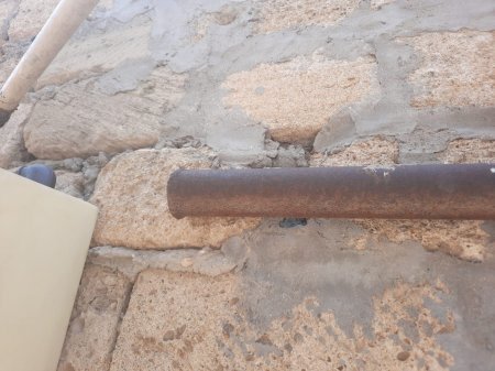 Coratda absurd mənzərə: Boş qaz boruları sakinlərin yolunu kəsdi - FOTOLAR