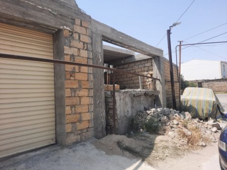 Coratda absurd mənzərə: Boş qaz boruları sakinlərin yolunu kəsdi - FOTOLAR