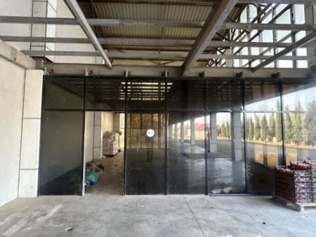 Dövlətin güzəştli krediti hesabına tikilən nəhəng anbar müsadirə olunaraq satışa çıxarıldı – Fotolar