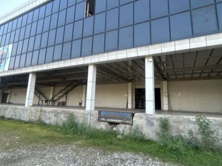 Dövlətin güzəştli krediti hesabına tikilən nəhəng anbar müsadirə olunaraq satışa çıxarıldı – Fotolar