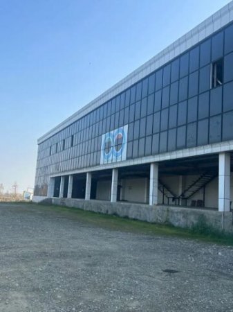 Dövlətin güzəştli krediti hesabına tikilən nəhəng anbar müsadirə olunaraq satışa çıxarıldı – Fotolar