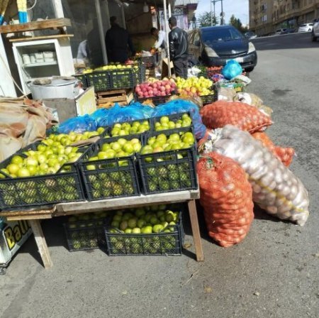 Yasamalda səkilər “işğal altında” - FOTOLAR Yasamalda səkilər “işğal altında” - FOTOLAR