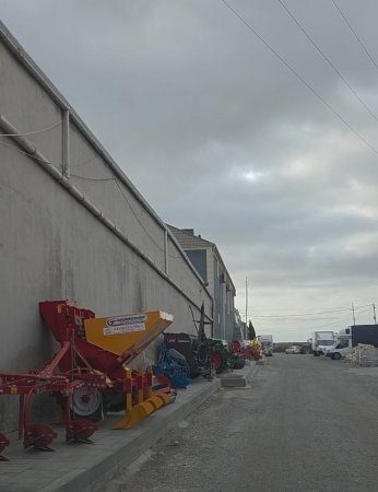 “Azərtexnika” səkini zəbt edərək texnikaların dayanacağına çevrib: "AzBelşin” sahibləri nədən qanunları tanımır? –FOTOFAKT